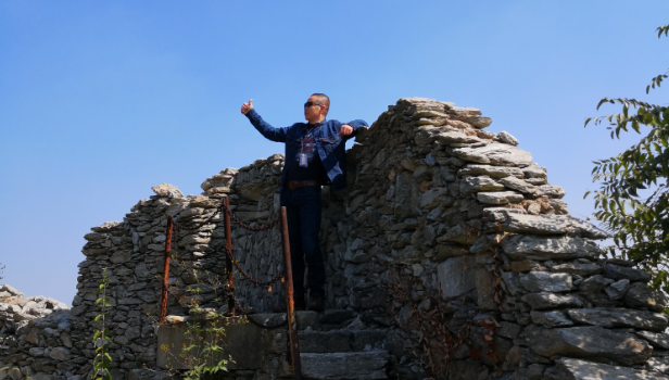 Wenlin Wang Ride a motorcycle to climb the peak to celebrate the opening of the Military Games