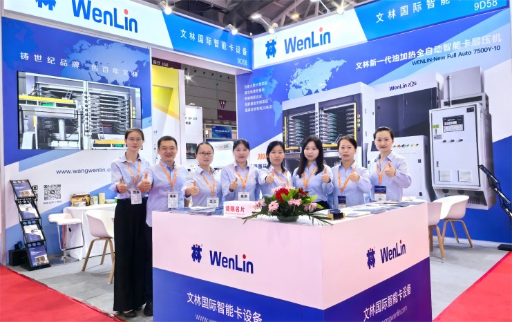 员工合影1(2).jpg 员工合影1(2).jpg